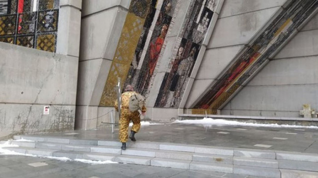 Екстремно селфи на паметник прати в ареста трима младежи в Шумен